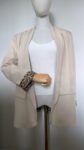 Blazer léopard beige et un débardeur en maille blanc
