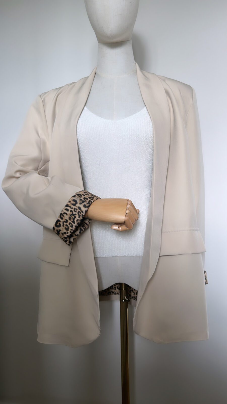 Blazer léopard beige et un débardeur en maille blanc
