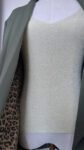 Blazer léopard kaki et un débardeur en maille vert pastel