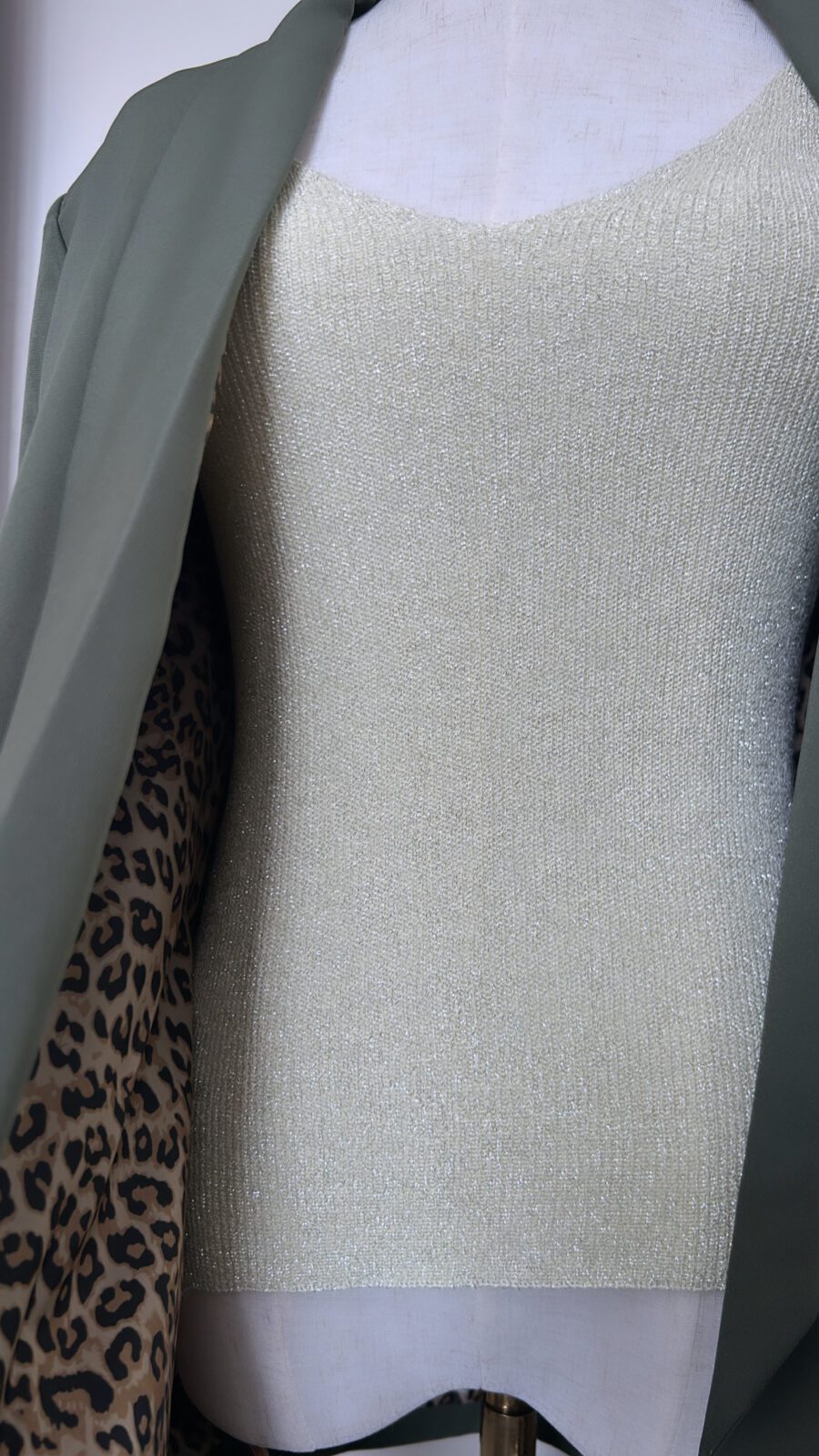 Blazer léopard kaki et un débardeur en maille vert pastel