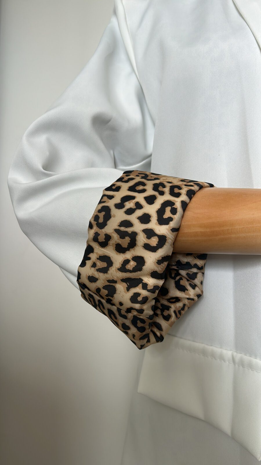 Blazer léopard blanc  et un débardeur en maille blanc
