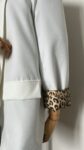 Blazer léopard blanc  et un débardeur en maille blanc