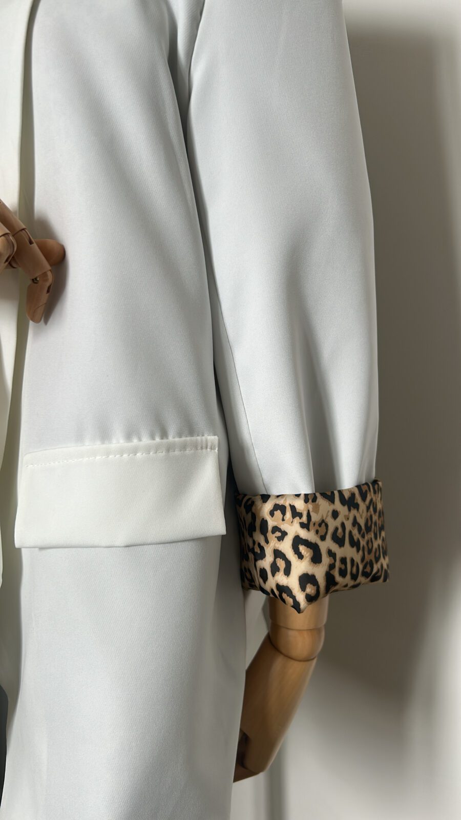 Blazer léopard blanc  et un débardeur en maille blanc
