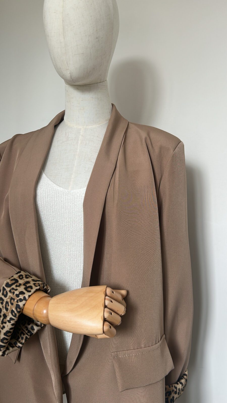 Blazer léopard marron et un débardeur en maille blanc