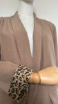 Blazer léopard marron et un débardeur en maille blanc