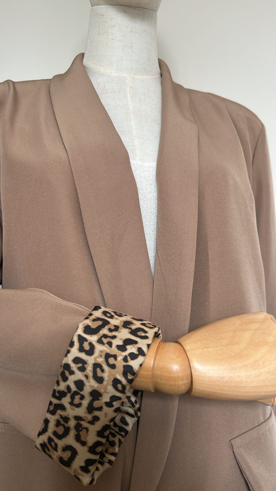 Blazer léopard marron et un débardeur en maille blanc