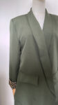 Blazer léopard kaki et un débardeur en maille vert pastel