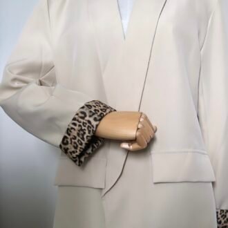 Blazer léopard beige et un débardeur en maille blanc