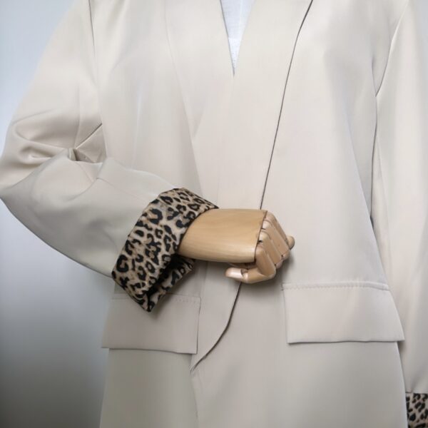 Blazer léopard beige  et un débardeur en maille blanc