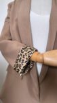 Blazer léopard marron et un débardeur en maille blanc