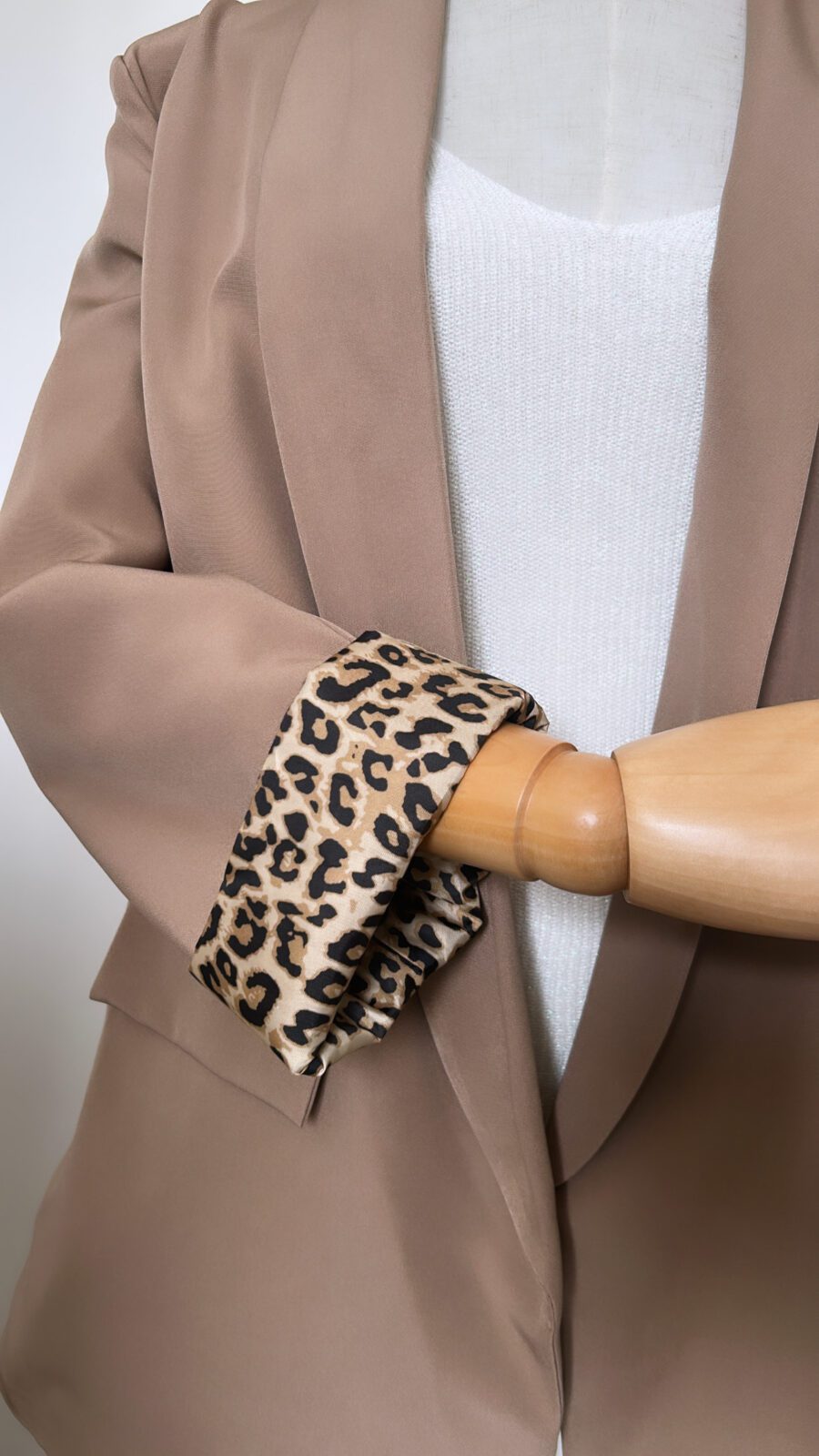 Blazer léopard marron et un débardeur en maille blanc