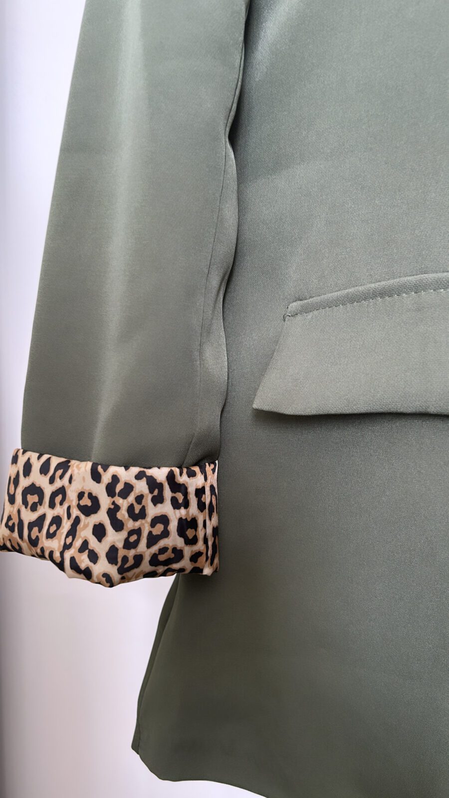 Blazer léopard kaki et un débardeur en maille vert pastel