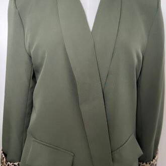 Blazer léopard kaki et un débardeur en maille vert pastel
