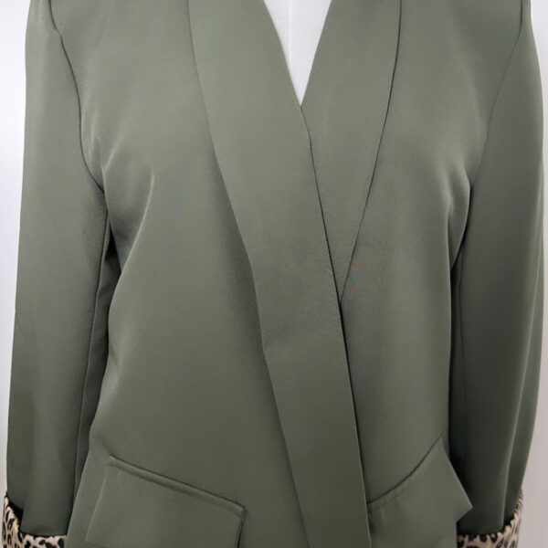 Blazer léopard kaki et un débardeur en maille vert pastel