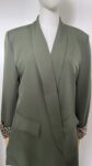 Blazer léopard kaki et un débardeur en maille vert pastel