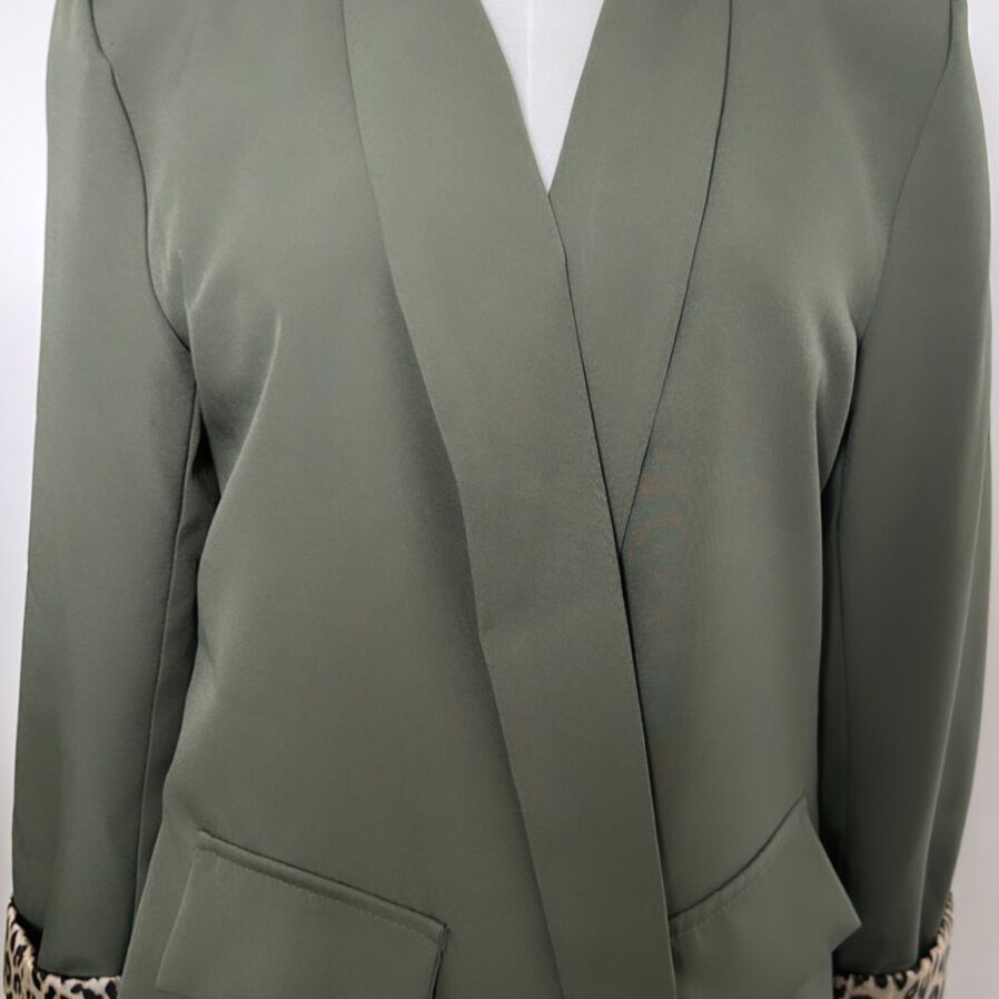 Blazer léopard kaki et un débardeur en maille vert pastel