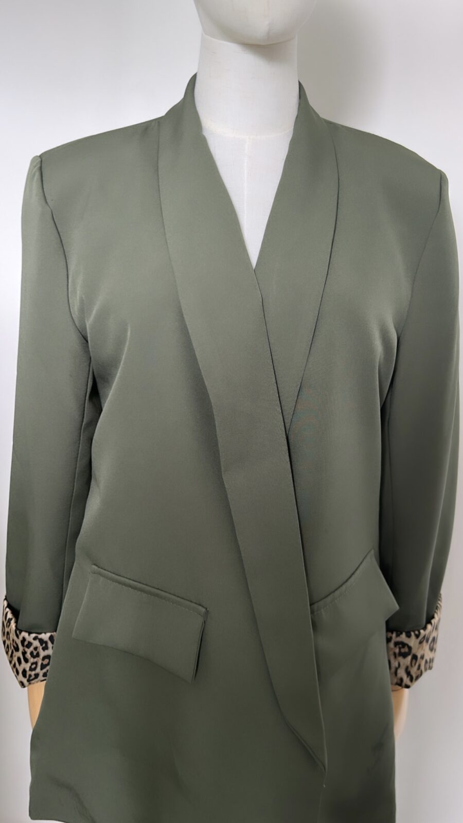 Blazer léopard kaki et un débardeur en maille vert pastel