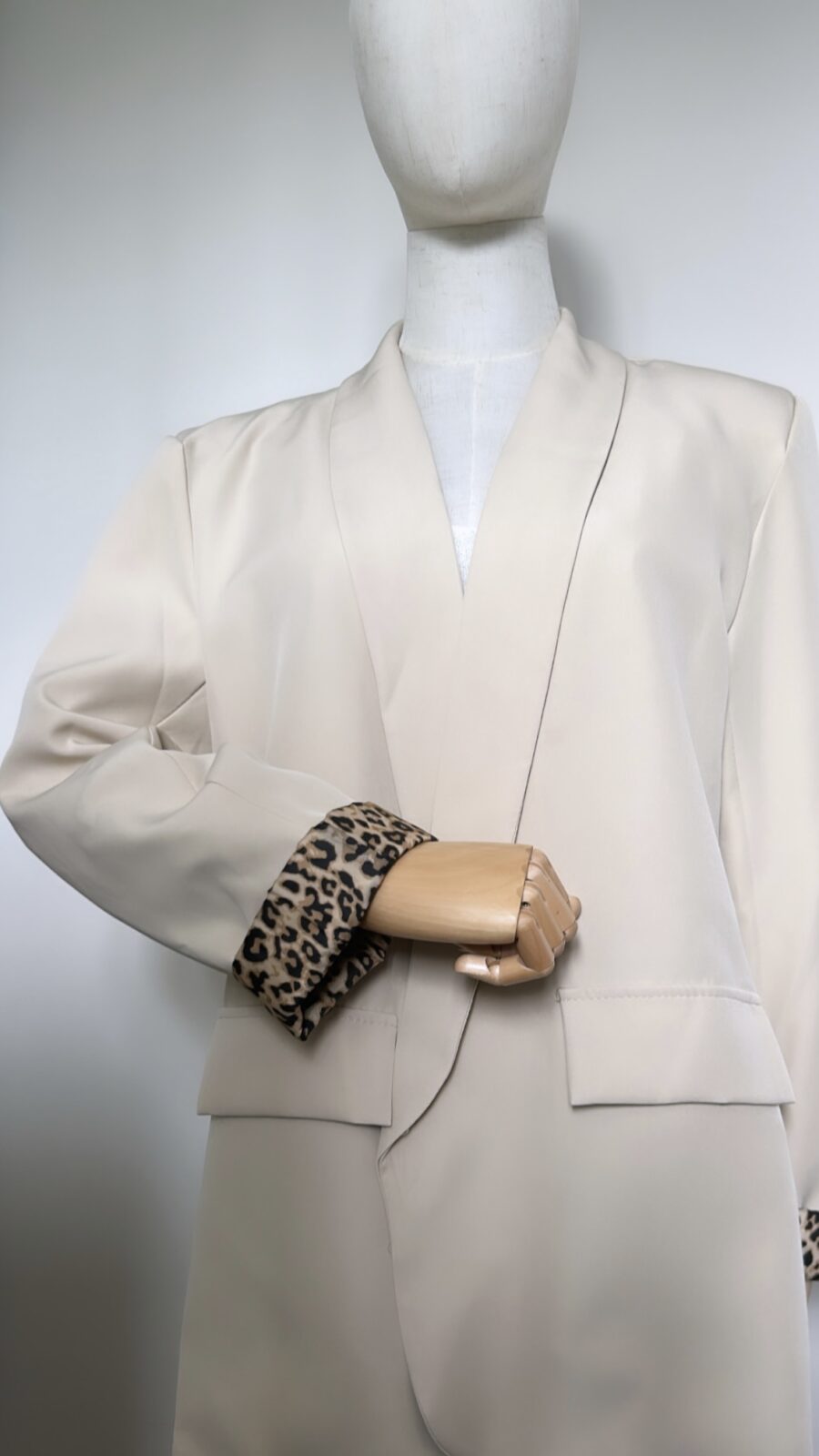 Blazer léopard beige et un débardeur en maille blanc