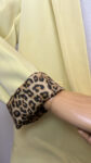 Blazer leopard jaune et un débardeur en maille blanc