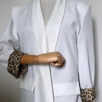 Blazer léopard blanc et un débardeur en maille blanc