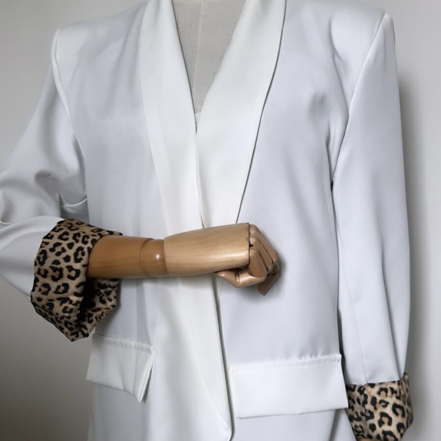 Blazer léopard blanc et un débardeur en maille blanc