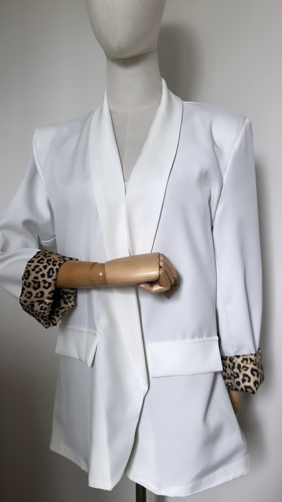 Blazer léopard blanc  et un débardeur en maille blanc