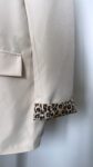 Blazer léopard beige et un débardeur en maille blanc