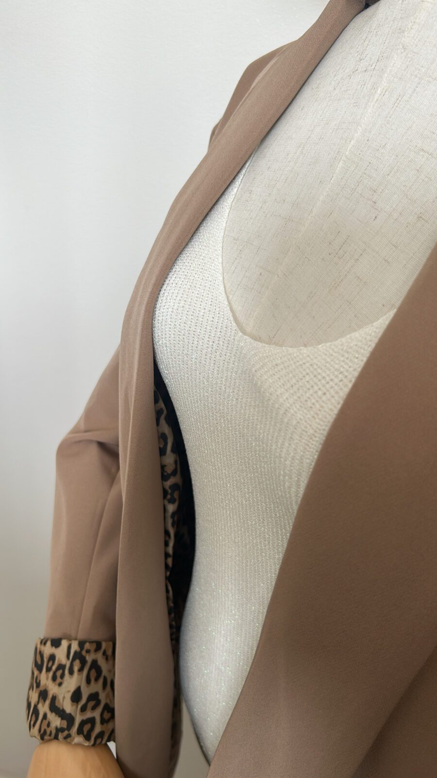 Blazer léopard marron et un débardeur en maille blanc