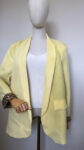 Blazer leopard jaune et un débardeur en maille blanc