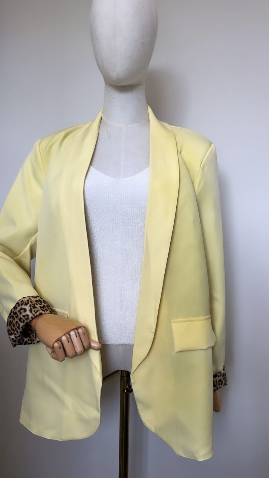 Blazer leopard jaune et un débardeur en maille blanc