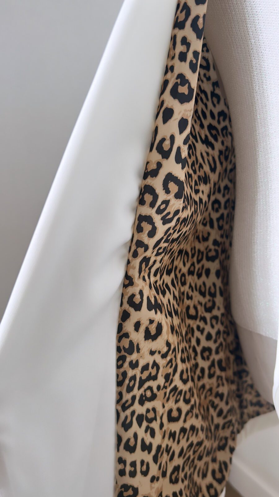 Blazer léopard blanc  et un débardeur en maille blanc