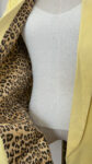 Blazer leopard jaune et un débardeur en maille blanc