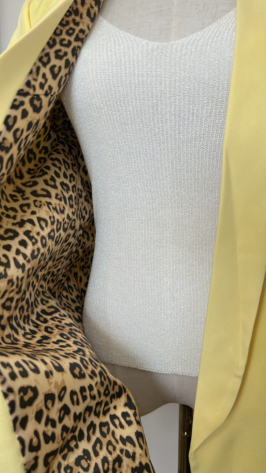 Blazer leopard jaune et un débardeur en maille blanc