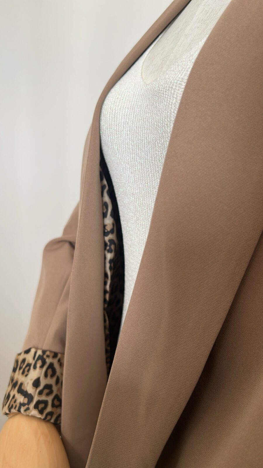 Blazer léopard marron et un débardeur en maille blanc