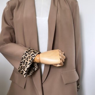 Blazer léopard marron et un débardeur en maille blanc