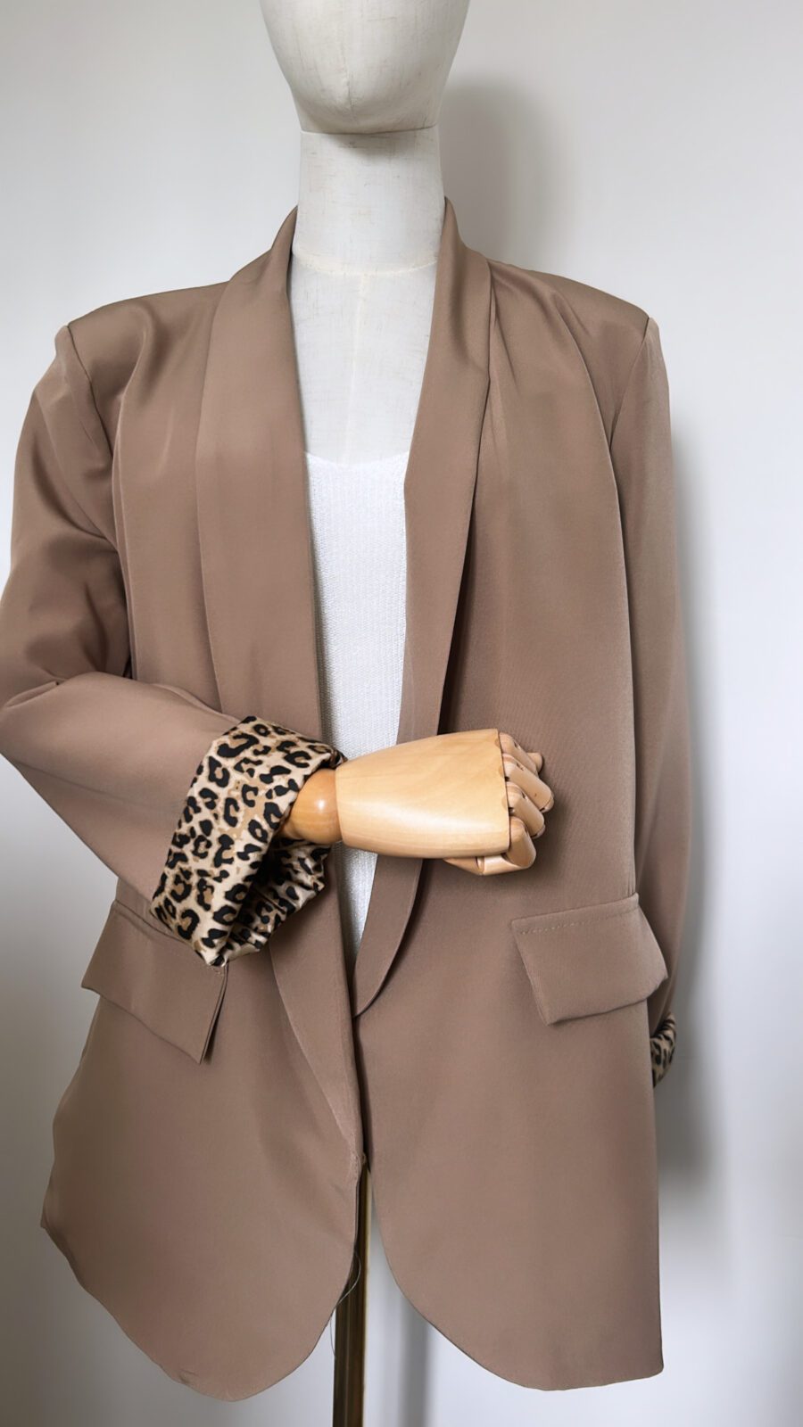 Blazer léopard marron et un débardeur en maille blanc