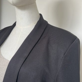 Blazer léopard noir et un débardeur en maille gris