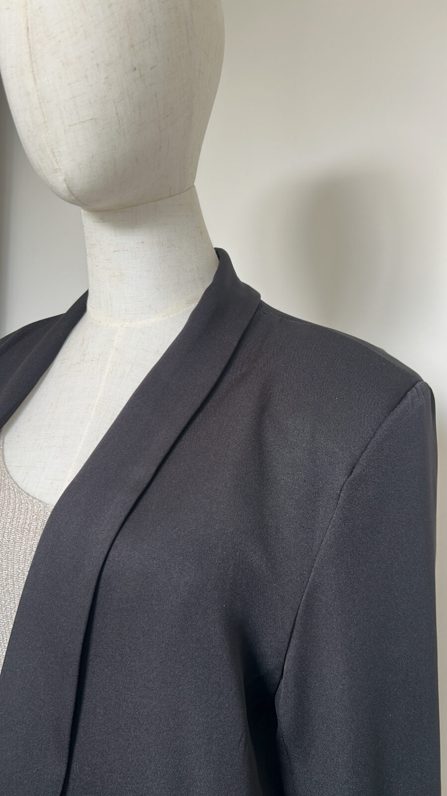 Blazer léopard noir et un débardeur en maille gris
