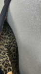 Blazer léopard noir et un débardeur en maille gris