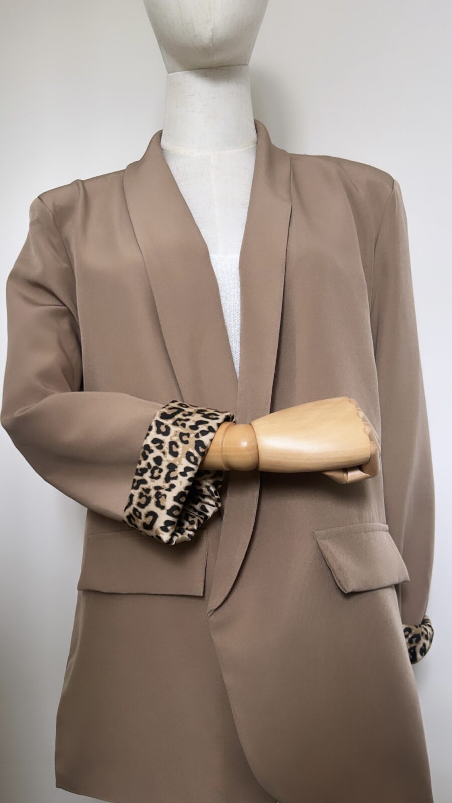 Blazer léopard marron et un débardeur en maille blanc