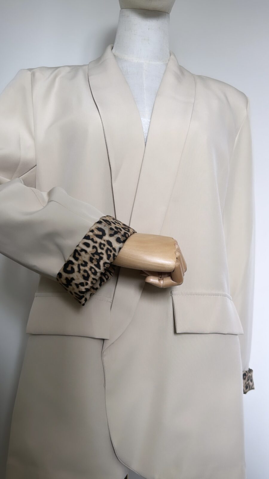 Blazer léopard beige et un débardeur en maille blanc