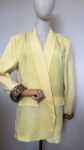 Blazer leopard jaune et un débardeur en maille blanc