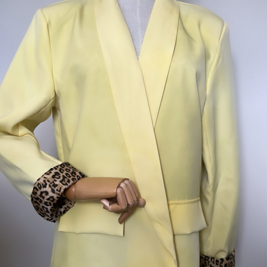 Blazer leopard jaune et un débardeur en maille blanc