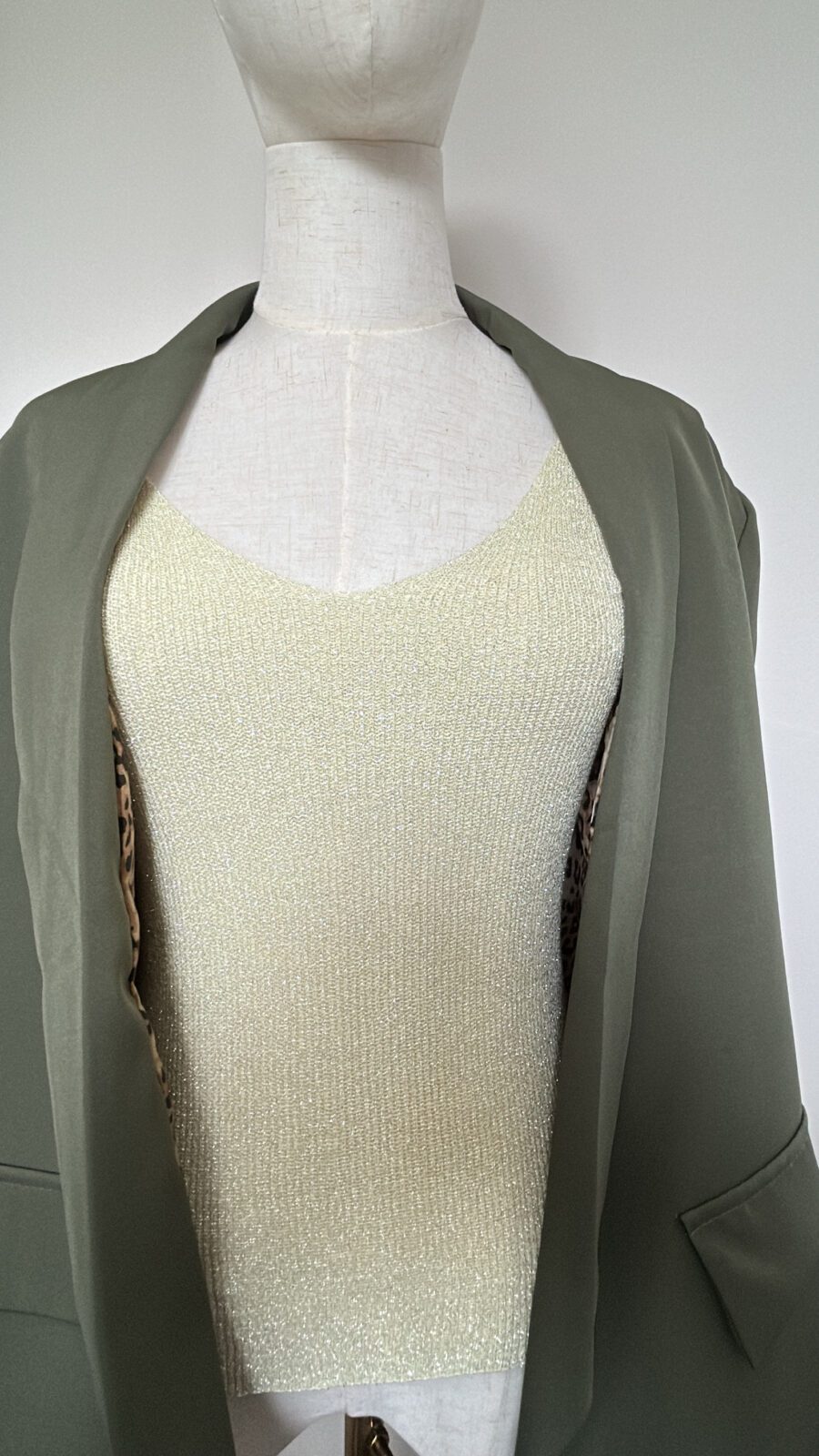 Blazer léopard kaki et un débardeur en maille vert pastel