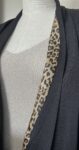Blazer léopard noir et un débardeur en maille gris