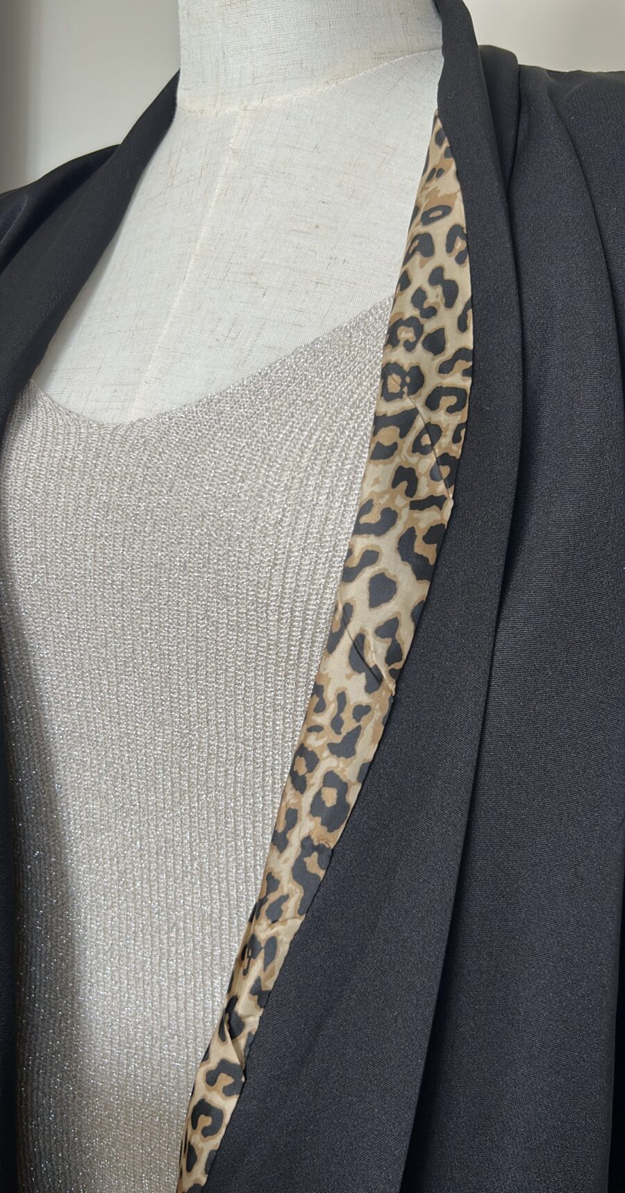 Blazer léopard noir et un débardeur en maille gris