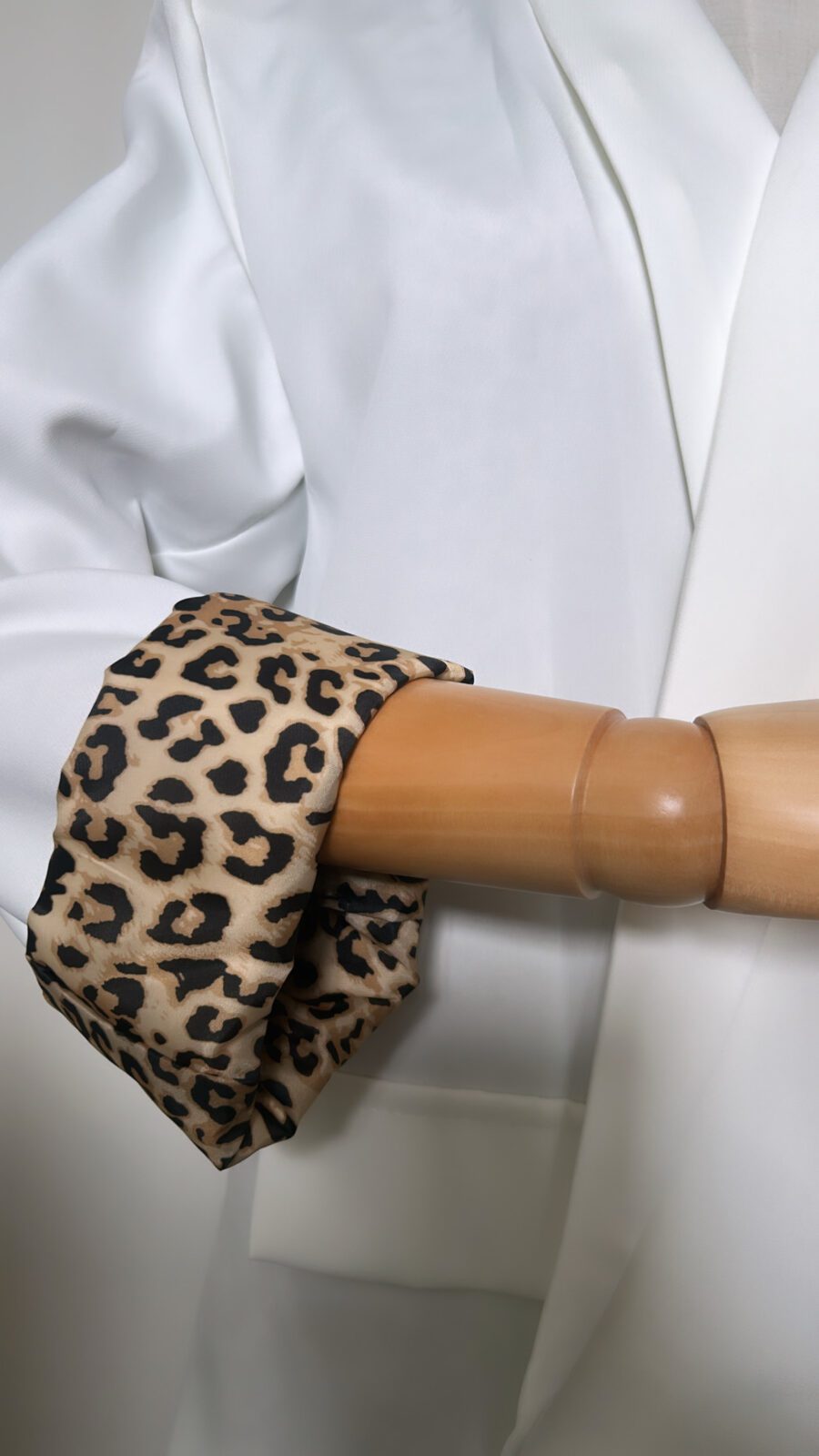 Blazer léopard blanc  et un débardeur en maille blanc