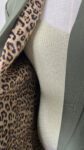 Blazer léopard kaki et un débardeur en maille vert pastel