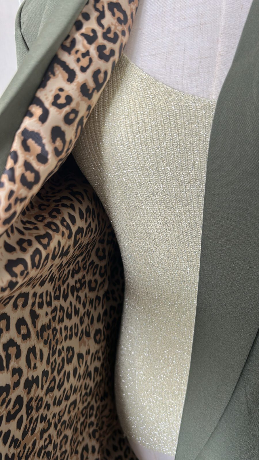 Blazer léopard kaki et un débardeur en maille vert pastel