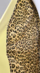 Blazer leopard jaune et un débardeur en maille blanc